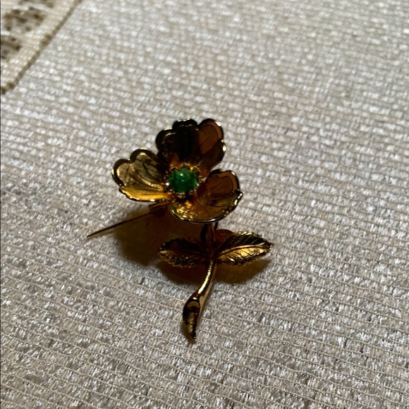 None Jewelry - Elegant Gold Flower Brooch with Green Accent